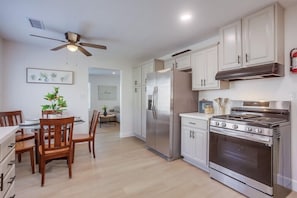 Kühlschrank, Mikrowelle, Ofen, Herdplatte