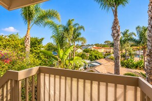 A balcony with a view of a residential area, palm trees, and houses. - Seaside Escape + Walk to Encinitas Beach + Wifi + Free Parking (Encinitas)