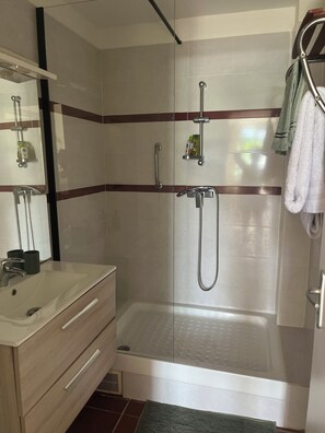 Sèche-cheveux, serviettes fournies, savon, papier toilette