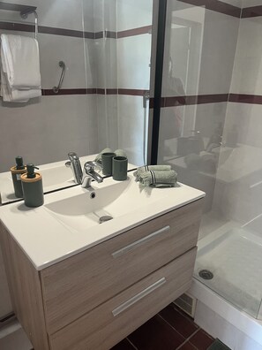 Haartrockner, Handtücher, Seife, Toilettenpapier