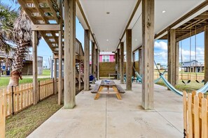 Outdoor dining - VERY AFFORDABLE - Coastal Escape with a stunning contemporary cottage aesthetic. (Surfside Beach)