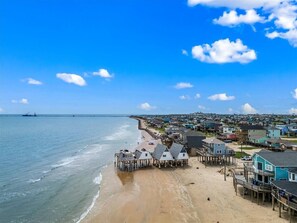 Beach nearby - VERY AFFORDABLE - Coastal Escape with a stunning contemporary cottage aesthetic. (Surfside Beach)