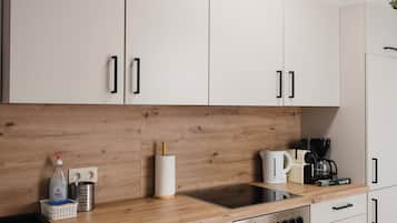 Een koelkast, een microgolfoven, een oven, een kookplaat