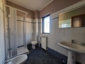 Douche, sèche-cheveux, bidet, serviettes fournies