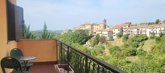 COTTAGE WITH GARDEN PANORAMIC VIEW OF THE COUNTRY, A FEW KM FROM LAKE TURANO