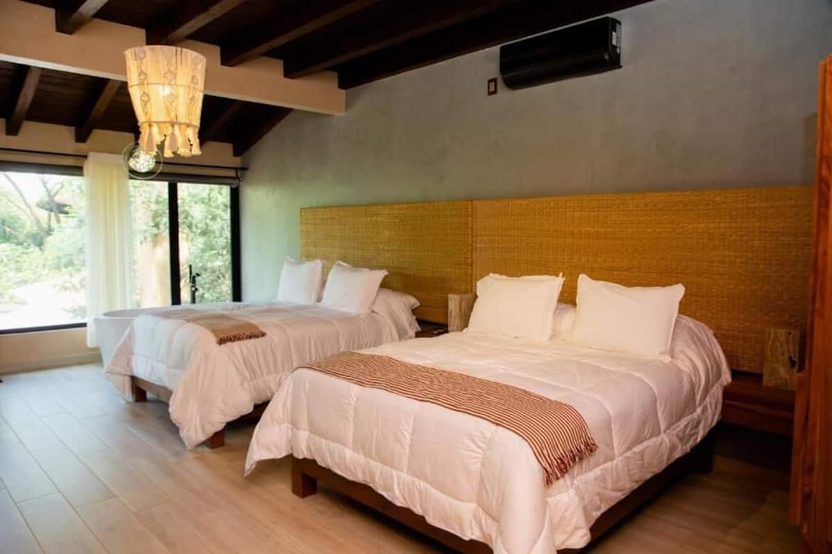 Quarto quádruplo design | Wi-Fi de cortesia, roupa de cama