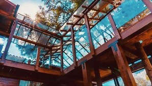 A wooden structure with glass panels and metal beams. - Hotel Boutique La Casa Del Lago (Tzintzuntzan)
