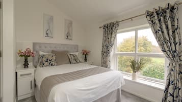 5 bedrooms, desk, iron/ironing board, free WiFi