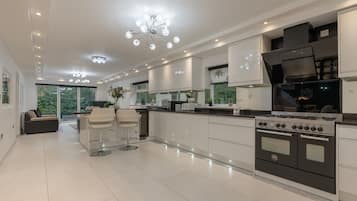 KĂŒhlschrank, Mikrowelle, Ofen, Herdplatte