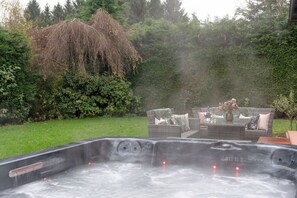 Outdoor dining - Manchester House Retreat (Manchester)