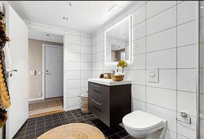 Hair dryer, towels, soap, toilet paper - Modern Elegance Meets Comfort: Your Dream Apartment Awaits Downtown (Oslo)