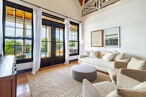 Smart TV - Vista de Azul & The Pool Club at Mahogany Bay (San Pedro)