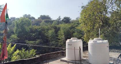 Divine Riverside Retreat: Rooms with Ganga Views