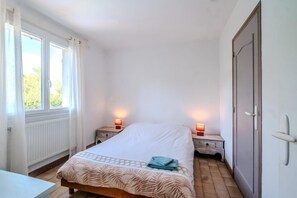 3 bedrooms, desk, travel cot, free WiFi - La Pinède, a welcoming family home, 5 minutes from Vallon Pont D'Arc (salavas)