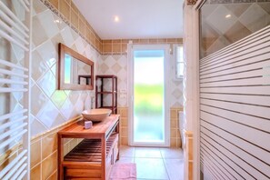 Shower, hair dryer, toilet paper - La Pinède, a welcoming family home, 5 minutes from Vallon Pont D'Arc (salavas)