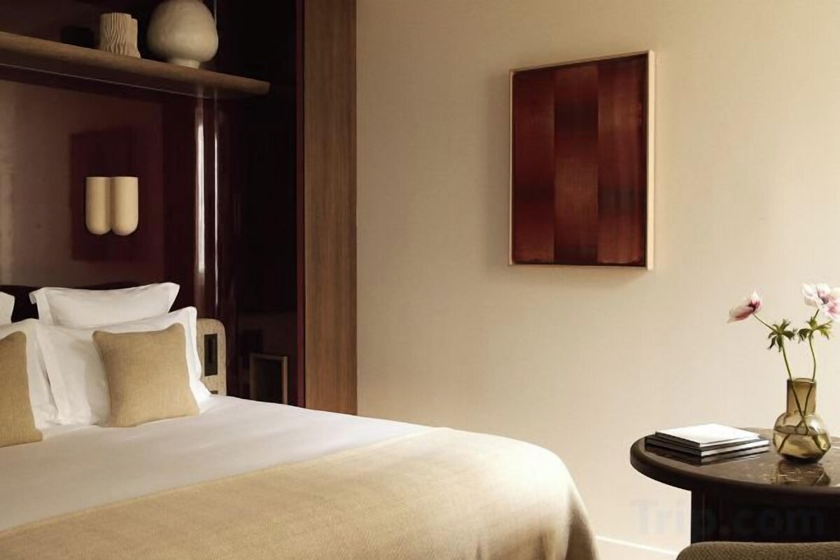 Premium bedding, pillow-top beds, in-room safe, soundproofing
