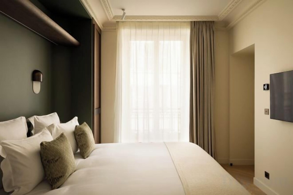 Premium bedding, pillow-top beds, in-room safe, soundproofing