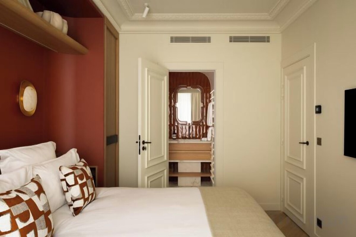 Premium bedding, pillow-top beds, in-room safe, soundproofing