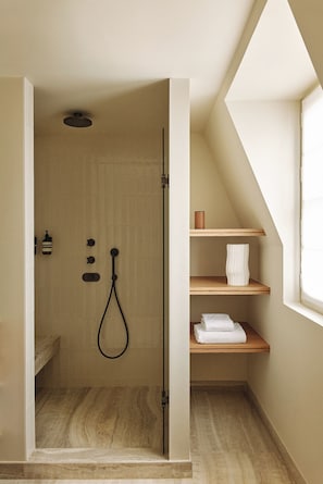 Signature Suite | Bathroom | Hair dryer, towels, soap, shampoo - HIGHSTAY Maison - Boétie (Paris)