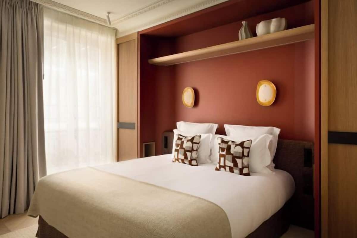 Premium bedding, pillow-top beds, in-room safe, soundproofing