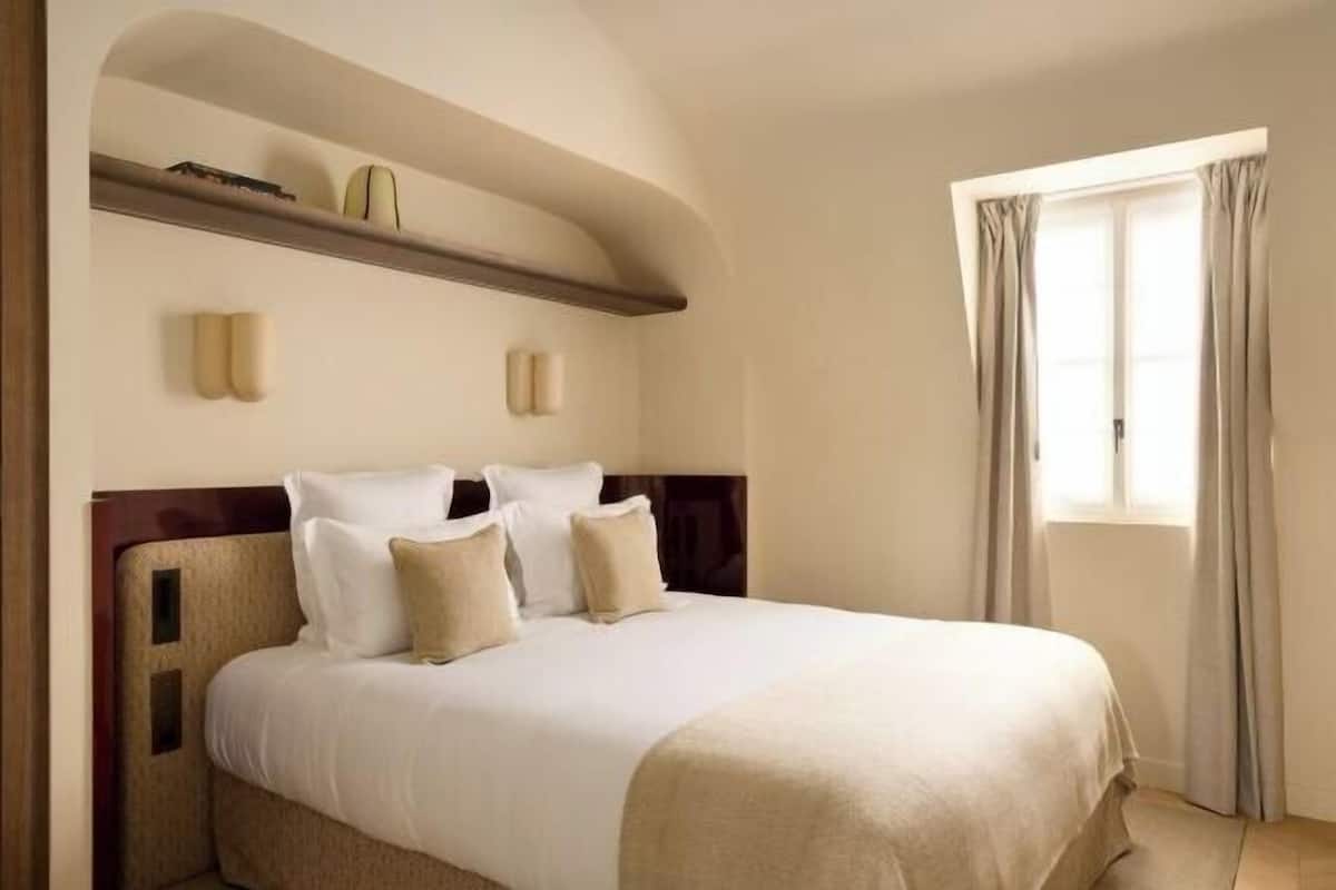 2 bedrooms, premium bedding, pillow-top beds, in-room safe