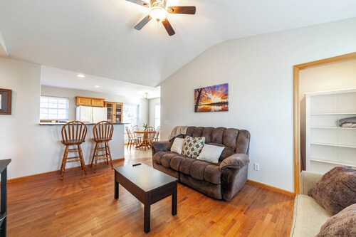 Quaint cottage w/direct access to Katy Trial!