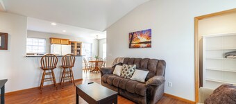 Quaint cottage w/direct access to Katy Trial!