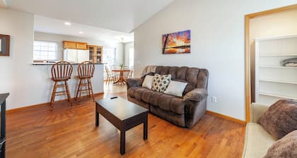 Quaint cottage w/direct access to Katy Trial!