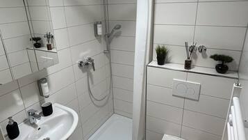 Dusche, Haartrockner, Handtücher, Seife