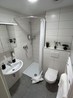 Een douche, een haardroger, handdoeken, zeep
