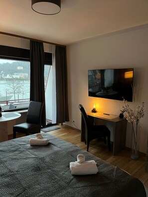 1 bedroom, iron/ironing board, free WiFi, bed sheets - Rhine panorama suite with balcony (Koblenz)