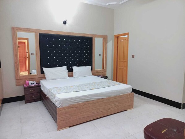Desk, soundproofing, bed sheets - Rose Palace Guest House (Karachi)