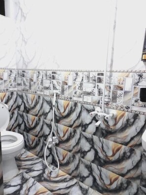 Deluxe Single Room, 1 Bedroom | Bathroom | Soap, shampoo, toilet paper - Rose Palace Guest House (Karachi)