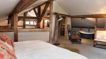 7 bedrooms, iron/ironing board, WiFi, bed sheets