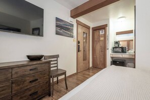 1 habitación, escritorio, tabla de planchar con plancha y wifi
