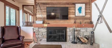 TV, fireplace