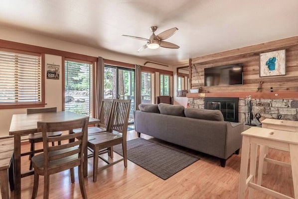 Télévision, cheminée