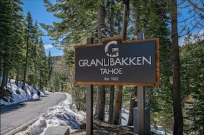 Property grounds - Alpine Escape Room: Min to Lake/Pool/HotTub/Sauna (Placer County)