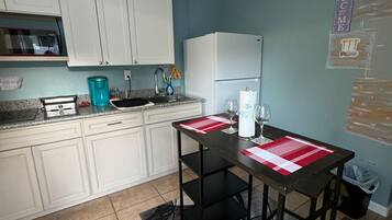 Frigorífic, microones, placa de cuina i cafetera i tetera