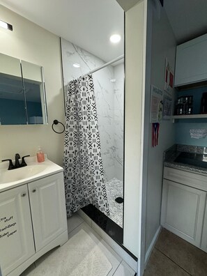 Towels, toilet paper - Neverland apartment (Jacksonville)