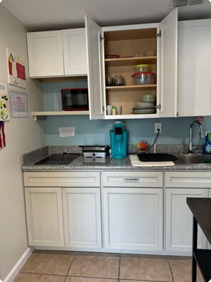Fridge, microwave, stovetop, coffee/tea maker - Neverland apartment (Jacksonville)