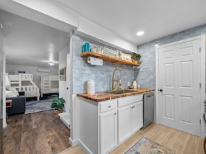 Interior - Cozy beach studio- Bottom unit (Holly Ridge)