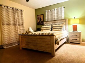 3 bedrooms, desk, iron/ironing board, WiFi - The Cub house,Gameroom,Fireplace, Firepit, largescreen TV. (Tobyhanna)