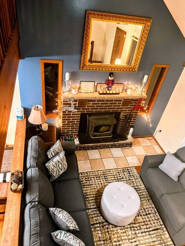 The Cub house,Gameroom,Fireplace, Firepit, largescreen TV.