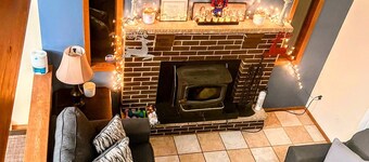 The Cub house,Gameroom,Fireplace, Firepit, largescreen TV.