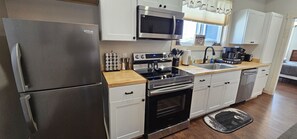 Refrigerador, microondas, horno y parrilla de estufa 