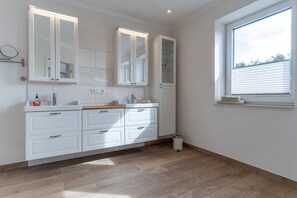 House | Bathroom | Towels - Doppelhaushalfte Directly From Hafen von Tonning (Toenning)