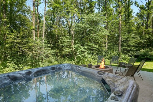 The Wildrose | Hocking Hills, Hot Tub, Karaoke