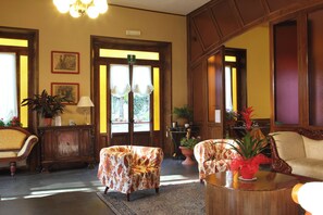 Televisión de pantalla plana de 19 pulgadas con canales digitales 