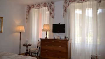 Habitación superior con 1 cama matrimonial o 2 individuales, vista a la ciudad | Wifi gratis y ropa de cama